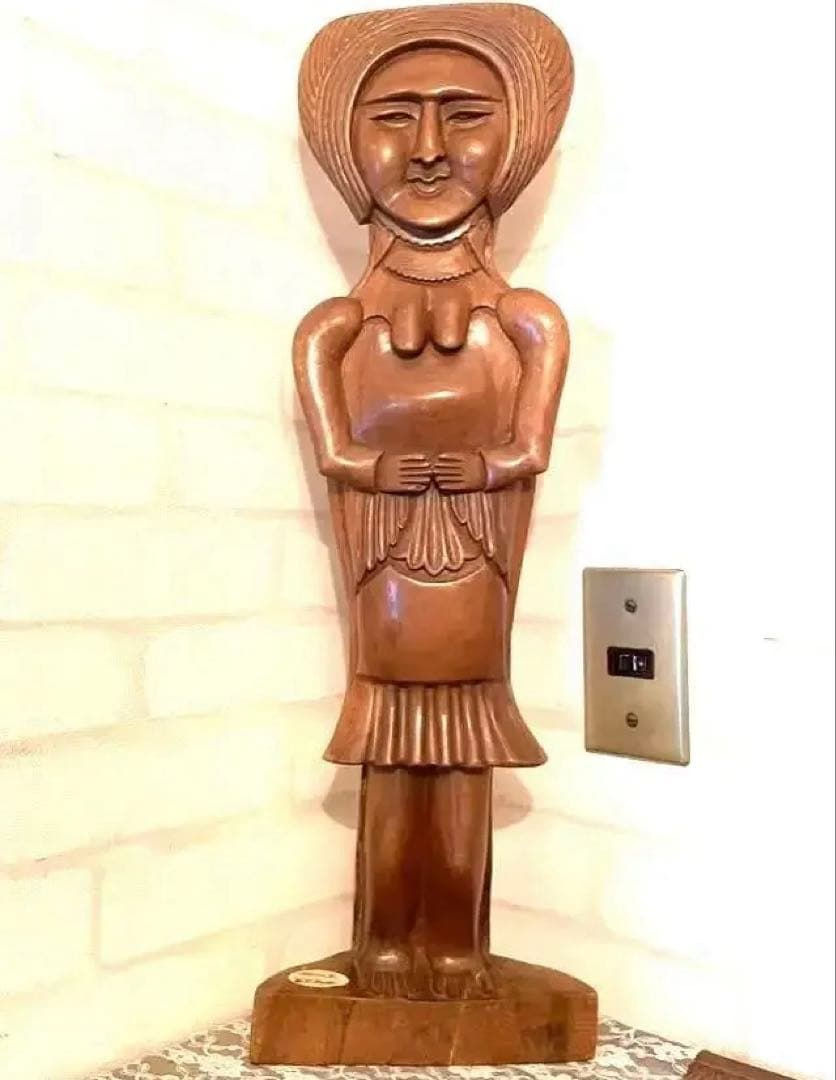 アンティークヒマラヤクルミ材のWELCOME LADYはインテリアの置物