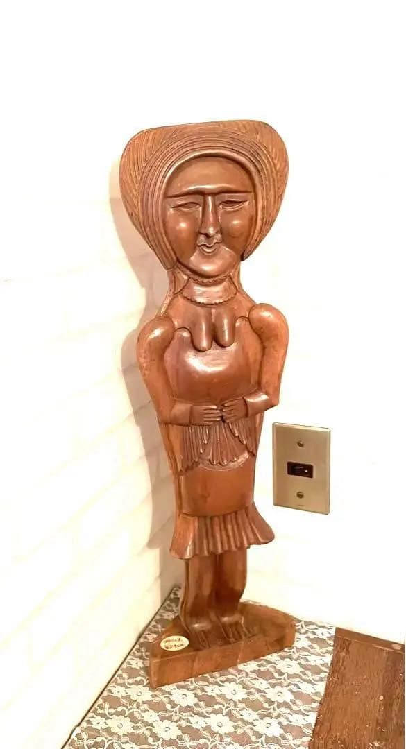 アンティークヒマラヤクルミ材のWELCOME LADYはインテリアの置物