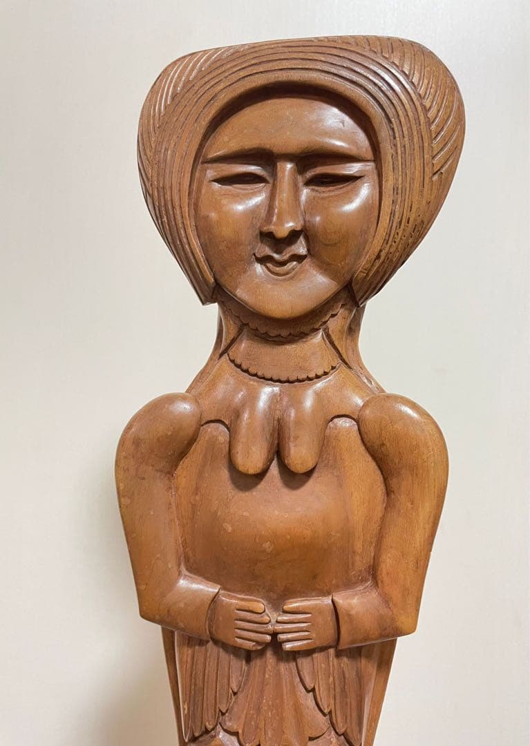 アンティークヒマラヤクルミ材のWELCOME LADYはインテリアの置物