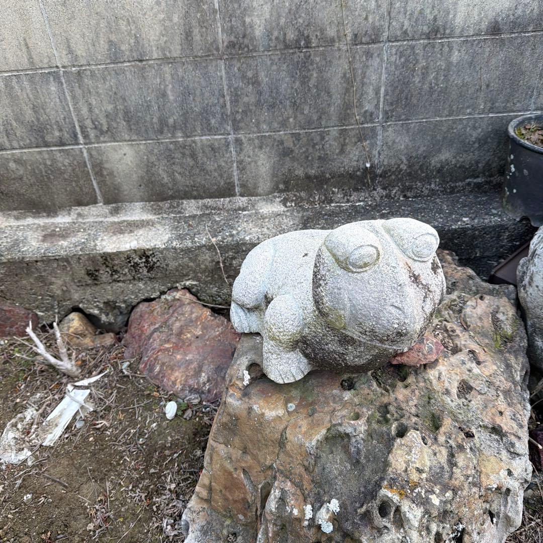 石製カエルの置物