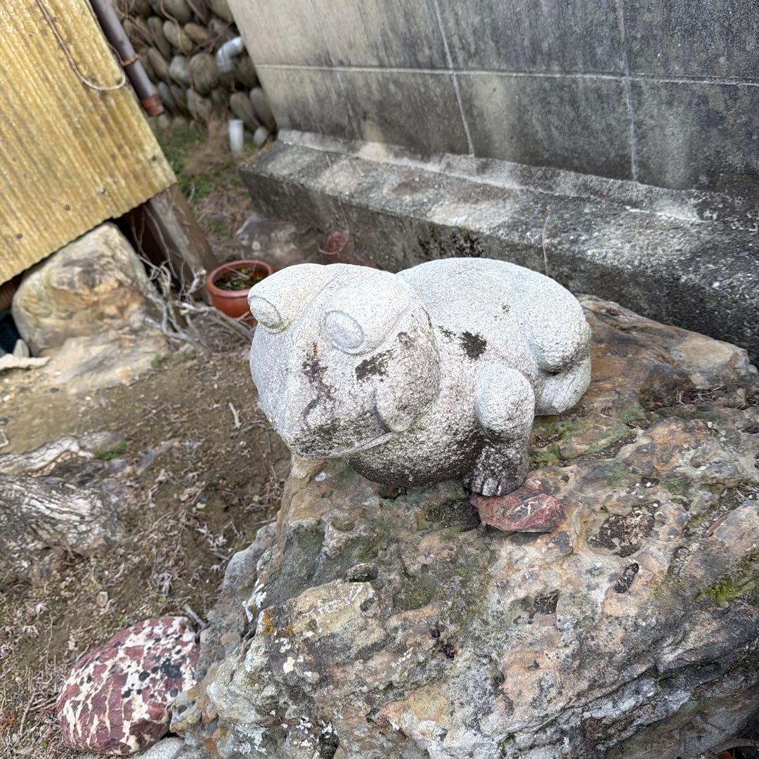 石製カエルの置物