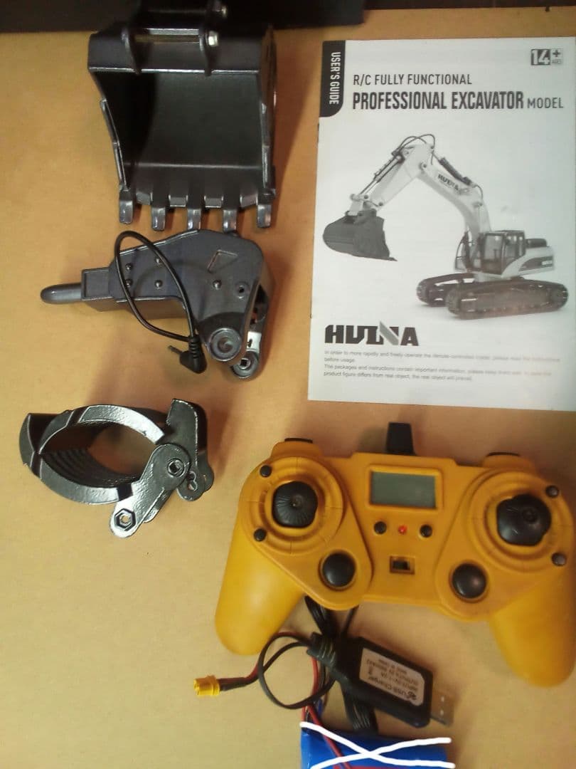 ラジコン　油圧　ショベルカー　Huina 1580　アタッチメント多数　 ユンボ