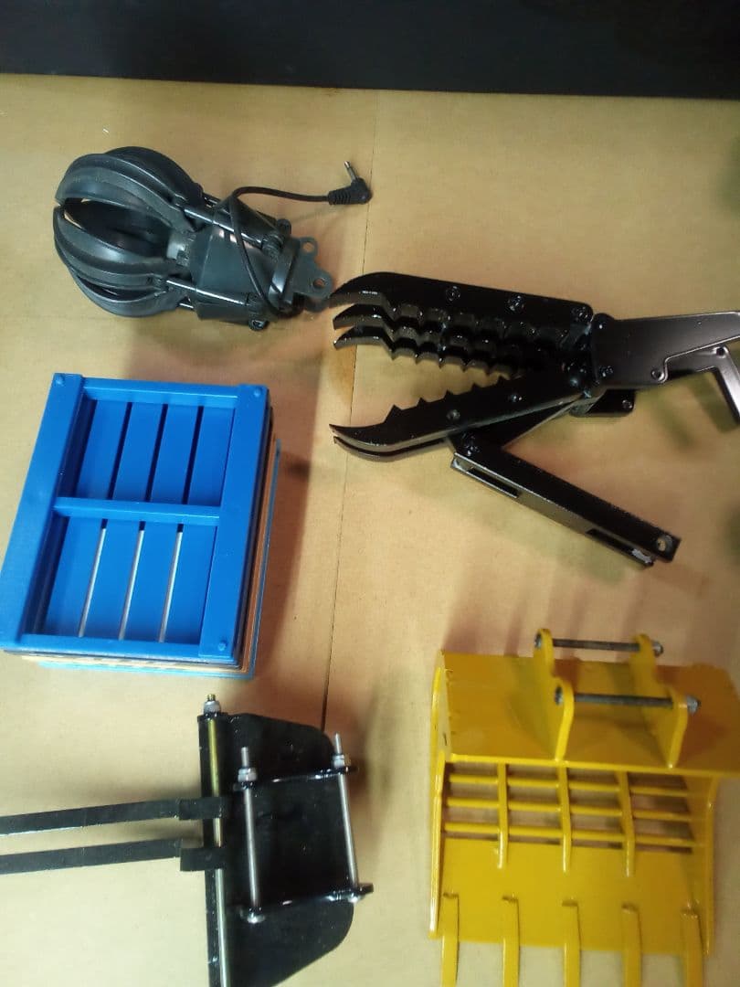 ラジコン　油圧　ショベルカー　Huina 1580　アタッチメント多数　 ユンボ