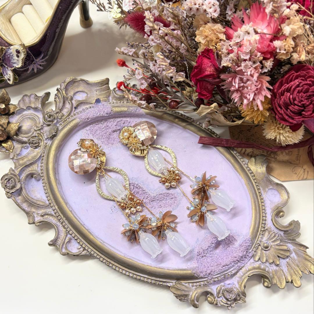 135 ピンクベージュシェルボタン✖︎鈴蘭　ハンドメイド　ピアスorイヤリング