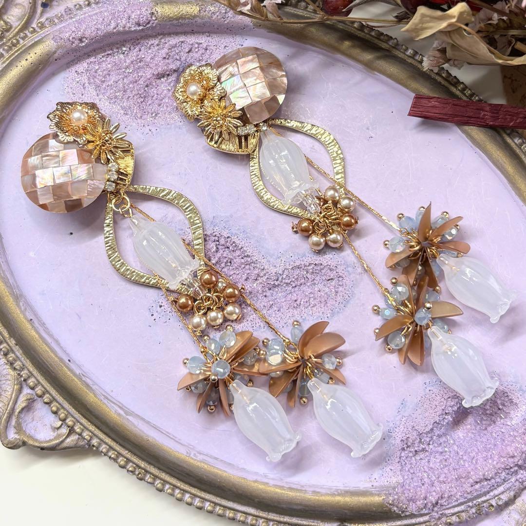 135 ピンクベージュシェルボタン✖︎鈴蘭　ハンドメイド　ピアスorイヤリング