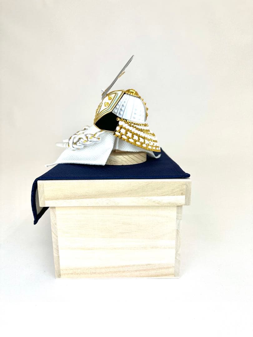 【五月人形】端午の節句　新品　白兜　シルバー伊達　収納飾り　おしゃれ