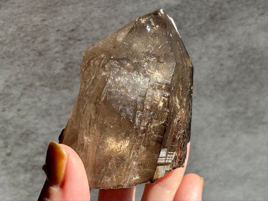 《ヒマラヤ＊スモーキークォーツ・虹だらけナチュラルポイント・二次結晶共生》