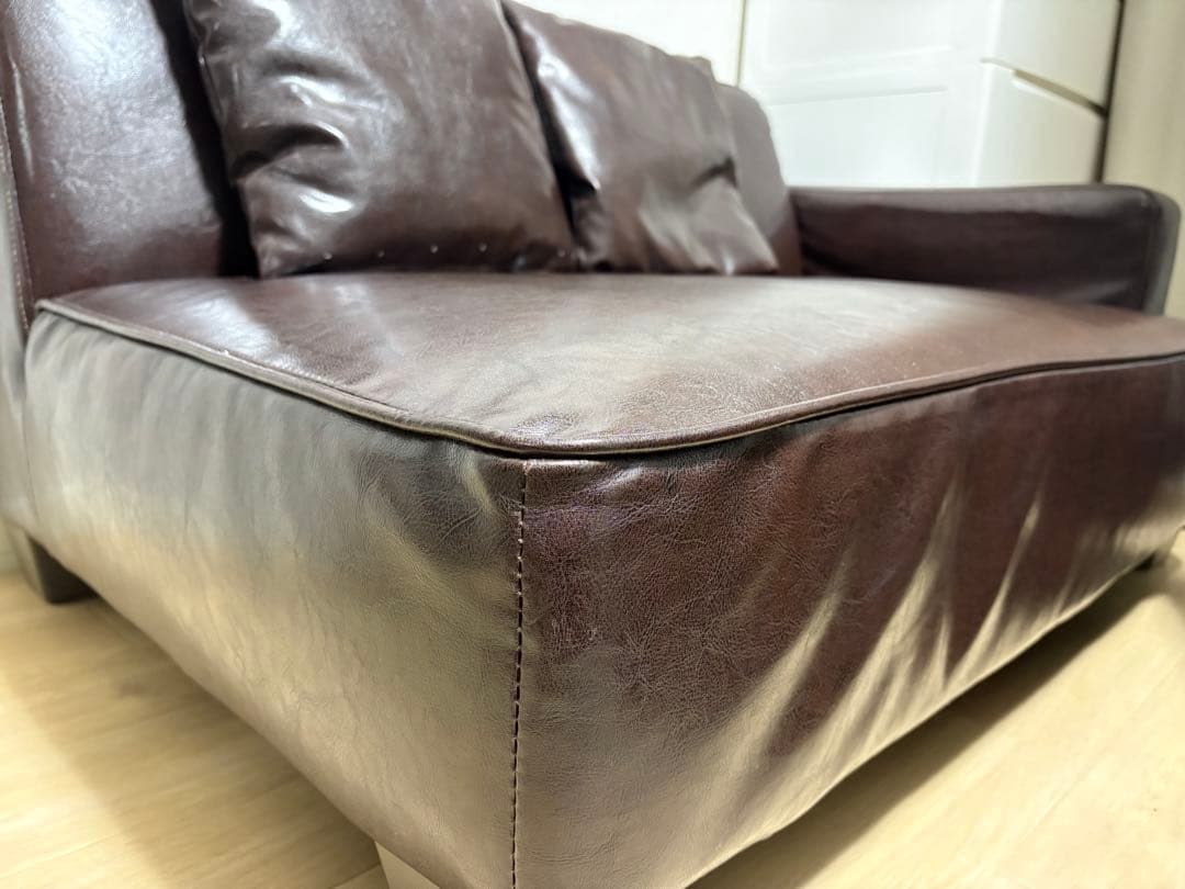 ブラウン合成皮革2人掛けソファ　オットマン　クッション2つ