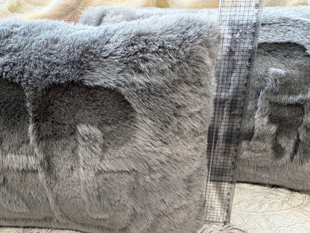 希少】UGG ピロー クッション フェイクファーグレー3個 - メルカリ