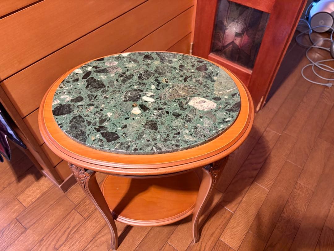 サイドテーブル・大理石調？