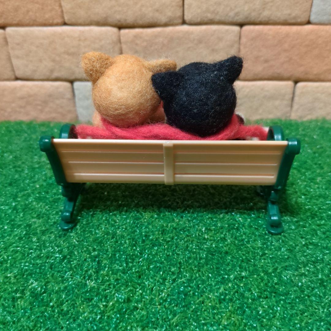 焼き芋を分けあうあつあつ柴さん　　羊毛フェルト