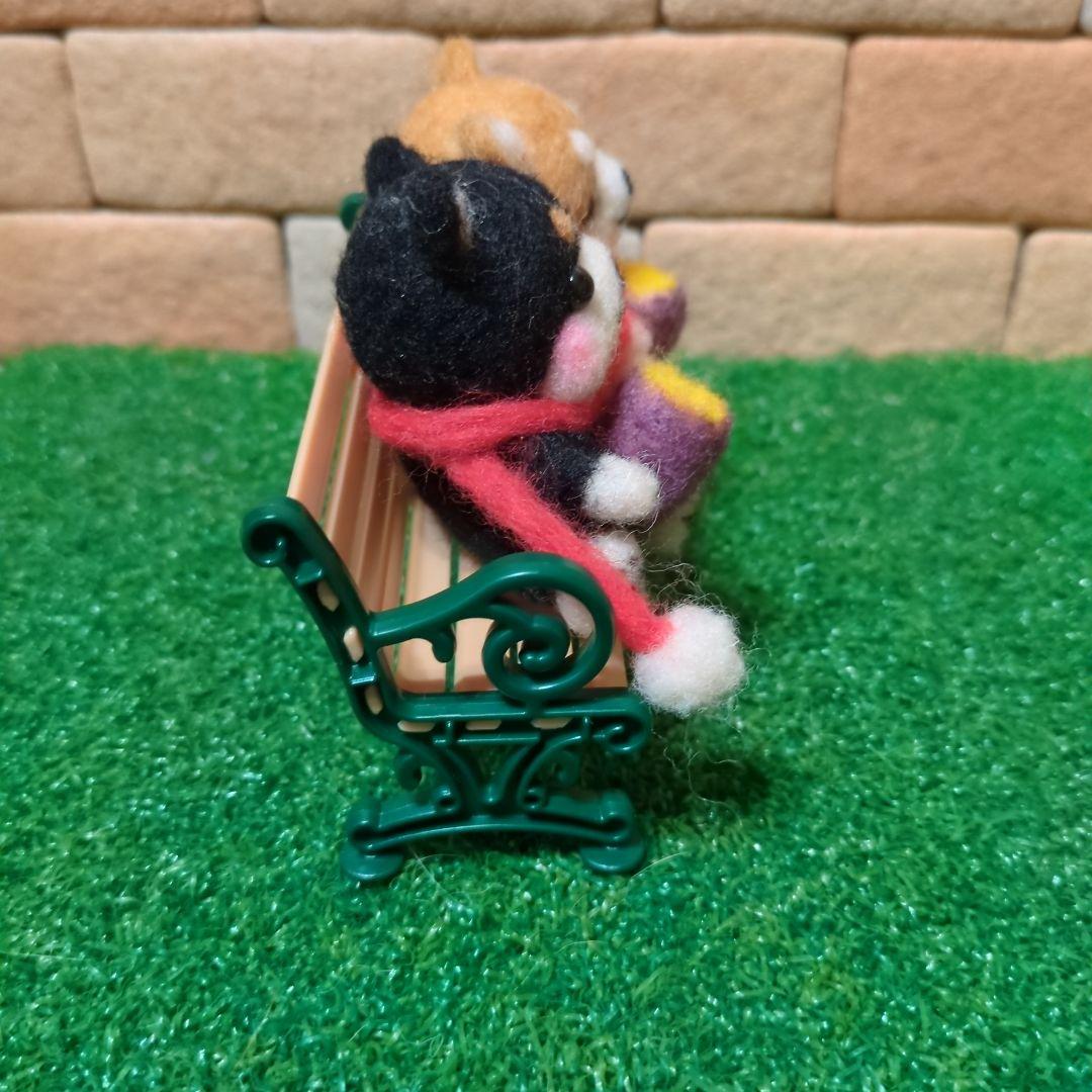 焼き芋を分けあうあつあつ柴さん　　羊毛フェルト