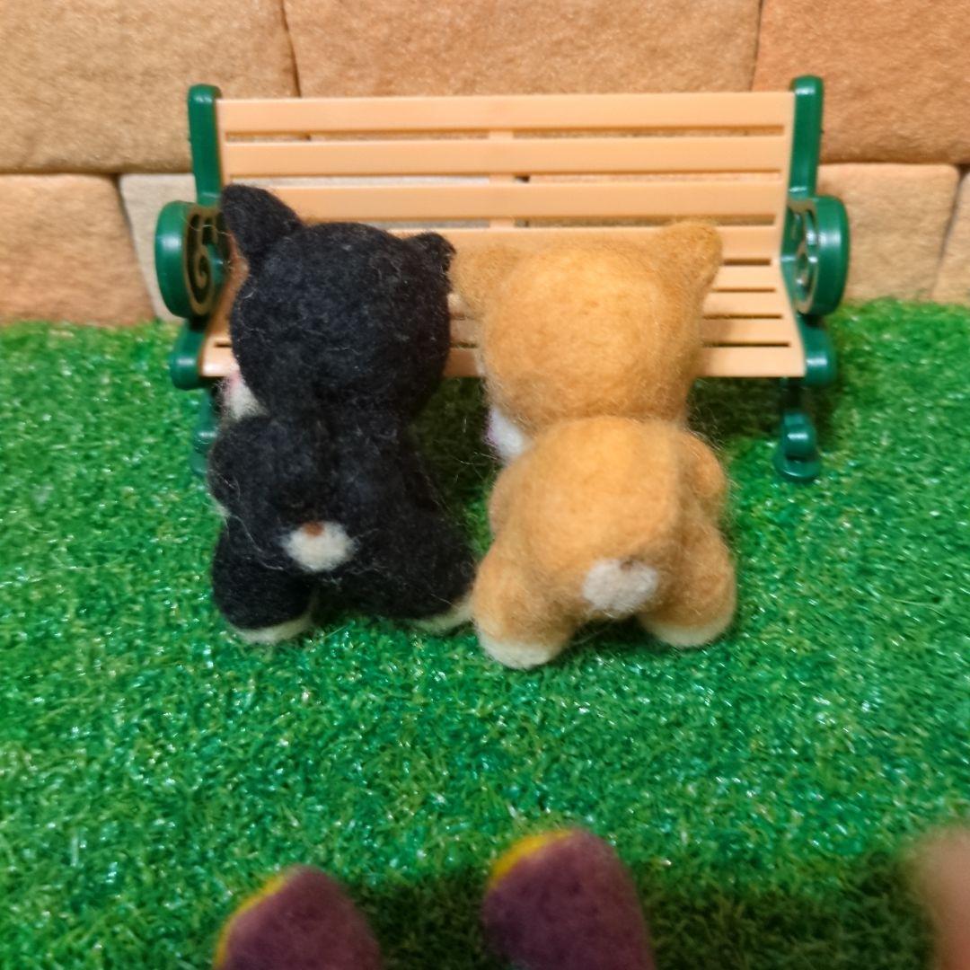 焼き芋を分けあうあつあつ柴さん　　羊毛フェルト