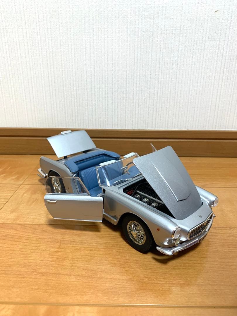 ミニカー Maserati 3500GT Vignale (1959) 1:18