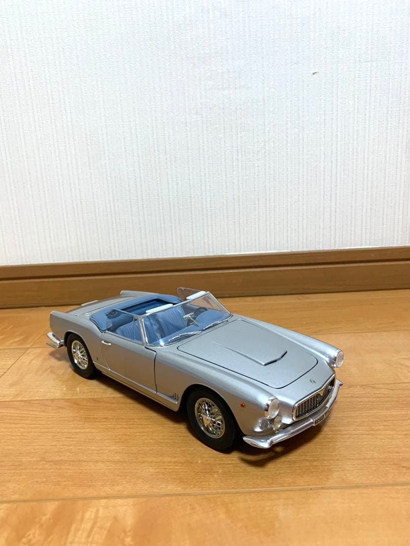 ミニカー Maserati 3500GT Vignale (1959) 1:18