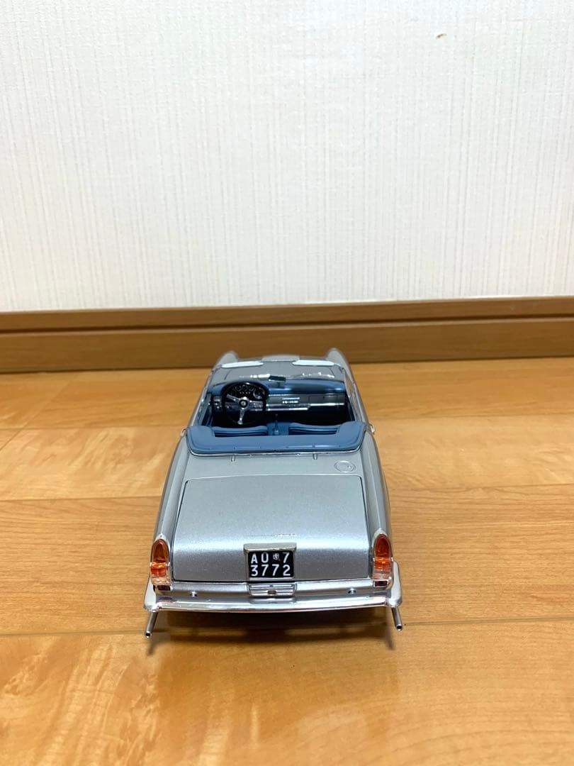 ミニカー Maserati 3500GT Vignale (1959) 1:18