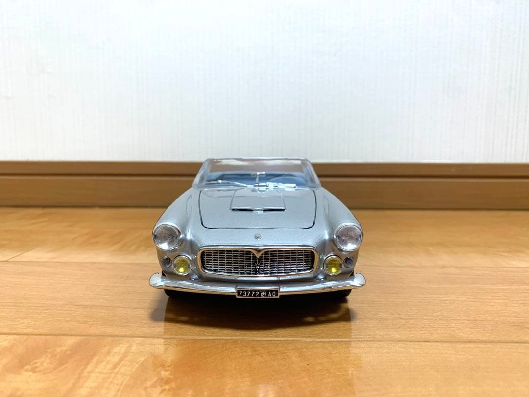 ミニカー Maserati 3500GT Vignale (1959) 1:18
