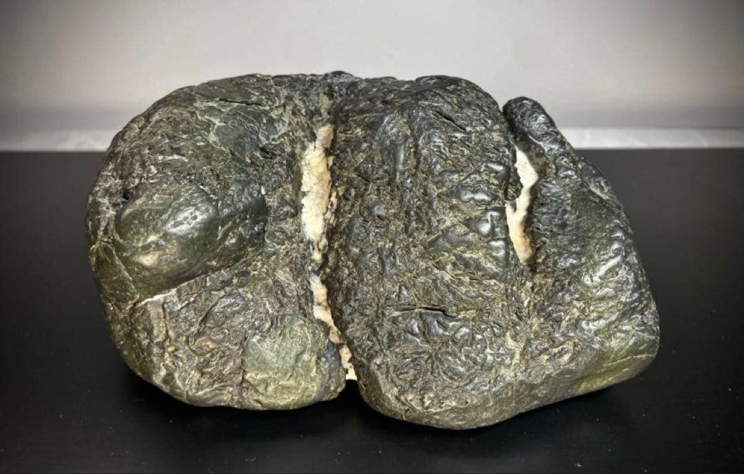 2421 加茂川貴船石 『二連ノ瀧』桐箱付 横13×高7×奥行9(cm)