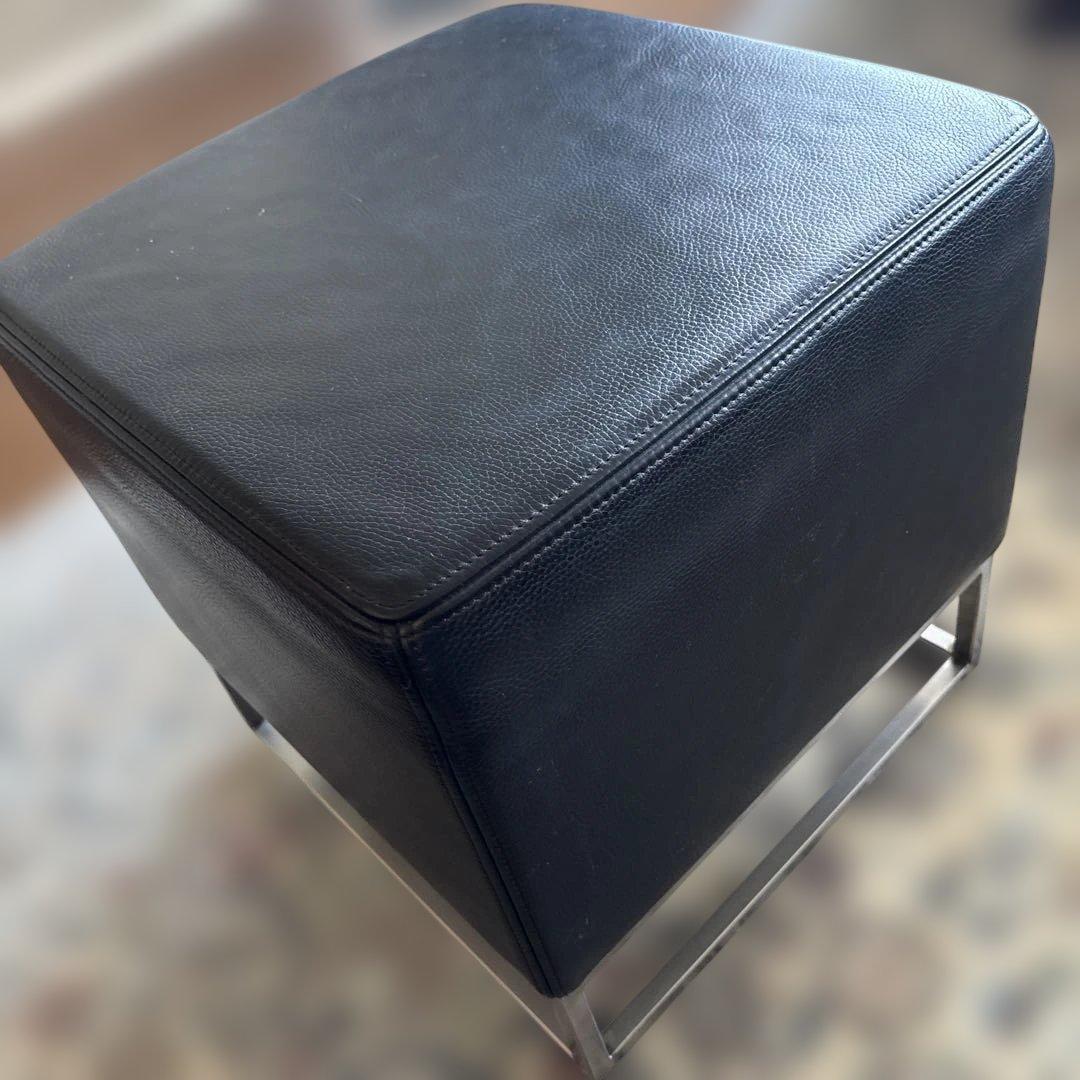 ブラックレザー スクエア型オットマン　イタリア製