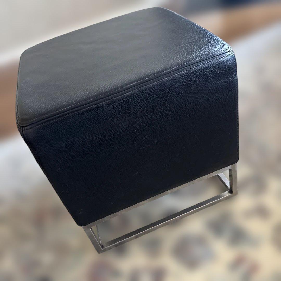 ブラックレザー スクエア型オットマン　イタリア製