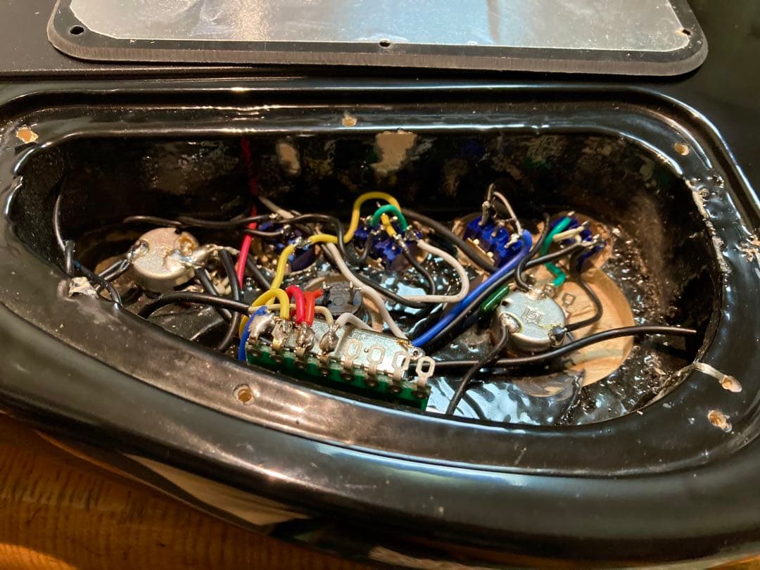 ☆新機能満載　4連スイッチがカッコいい　他に無いMavis ストラトキャスター