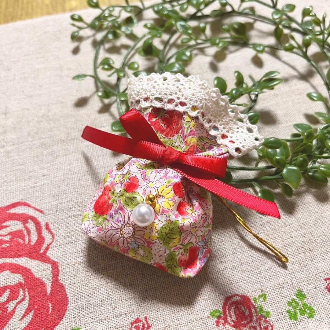 No.2302-35 ミニストラップサシェ（香り袋）春の小花柄＊パール ⑮