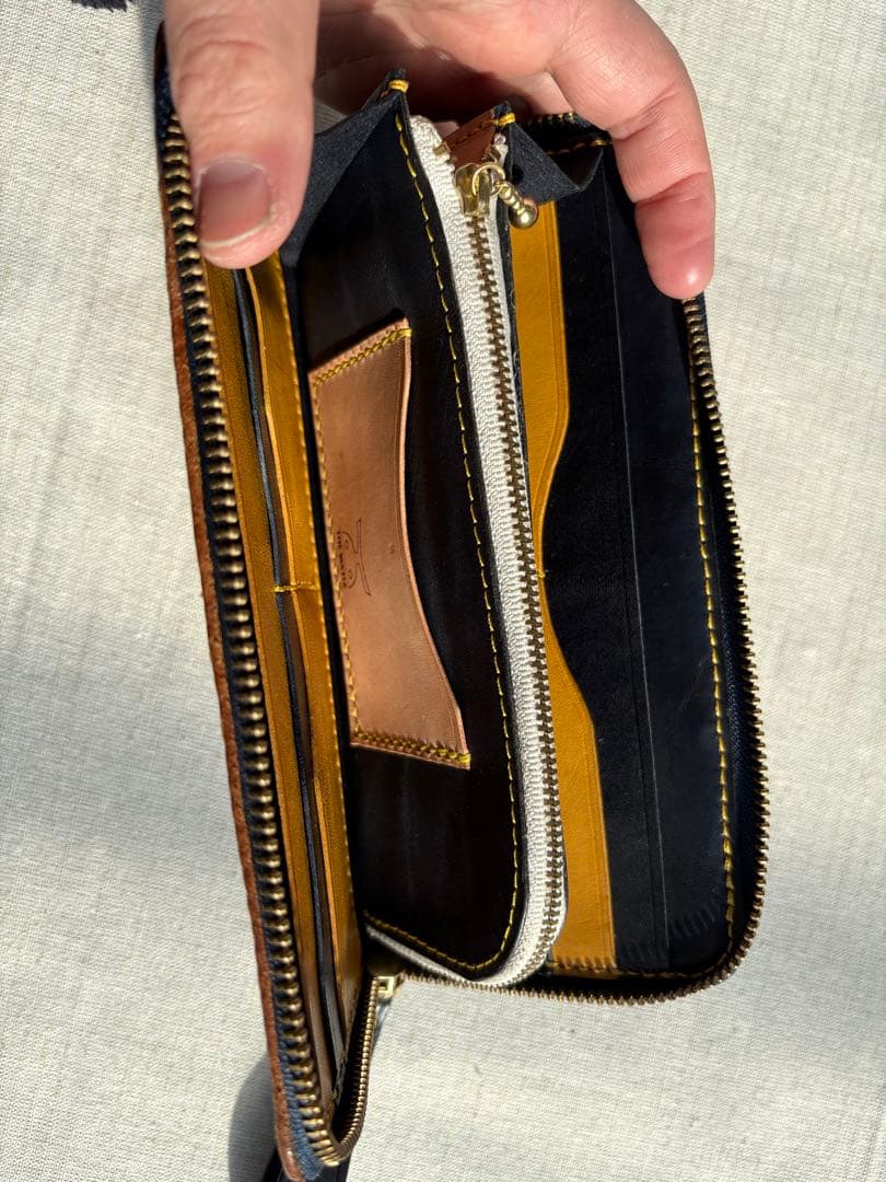 ラウンドファスナー長財布