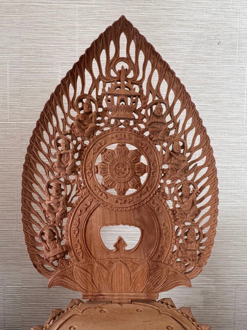 白檀　蓮の花の台座付き 目入り座像