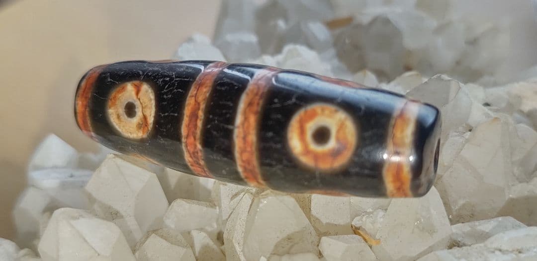 八方位の利益が得られ、身体の部位を守護するとも【開眼八眼天珠】