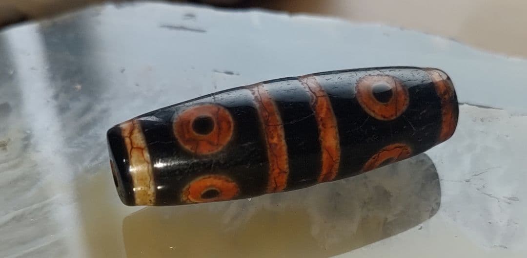 八方位の利益が得られ、身体の部位を守護するとも【開眼八眼天珠】