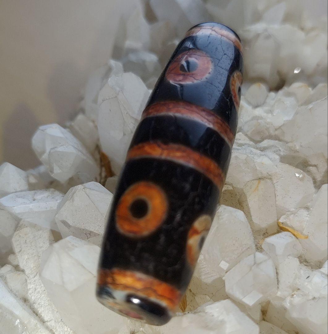 八方位の利益が得られ、身体の部位を守護するとも【開眼八眼天珠】