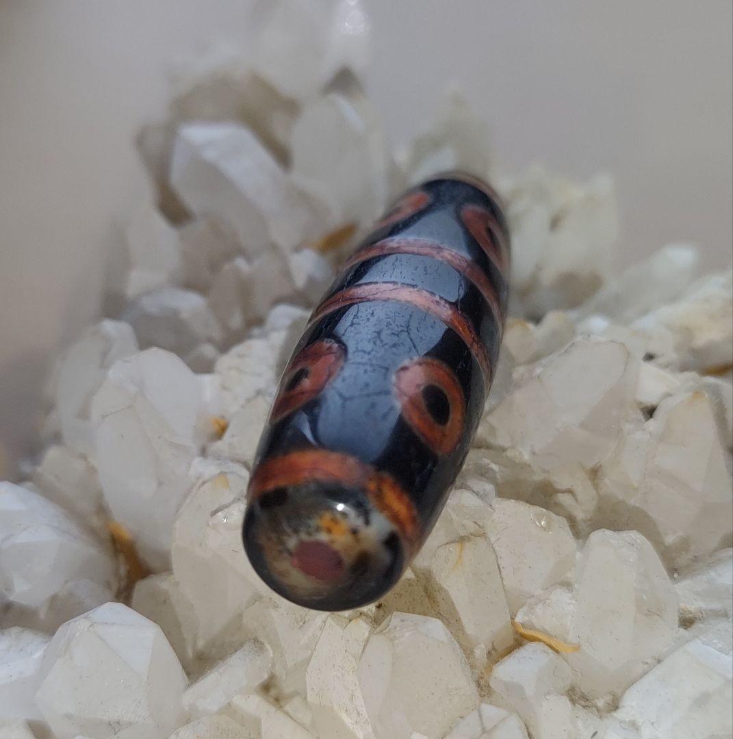 八方位の利益が得られ、身体の部位を守護するとも【開眼八眼天珠】