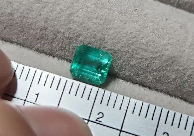 高品質！天然エメラルド 0.830ct