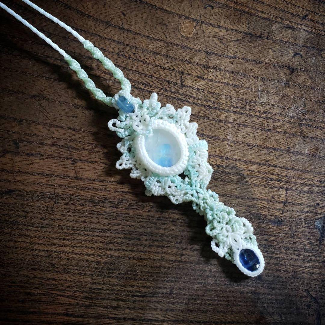 レインボームーンストーンとブルーカイヤナイトのマクラメ編みネックレス