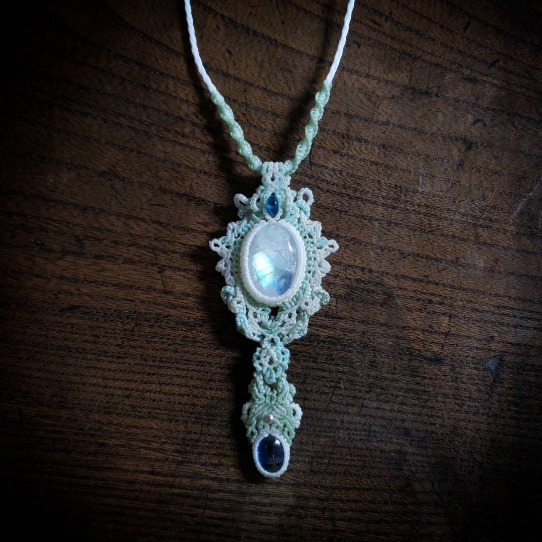 レインボームーンストーンとブルーカイヤナイトのマクラメ編みネックレス