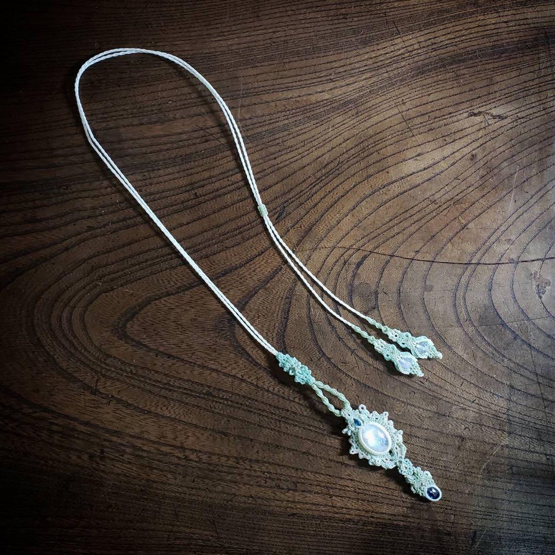 レインボームーンストーンとブルーカイヤナイトのマクラメ編みネックレス