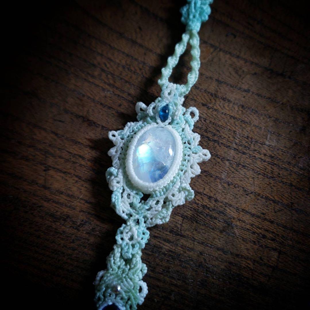 レインボームーンストーンとブルーカイヤナイトのマクラメ編みネックレス