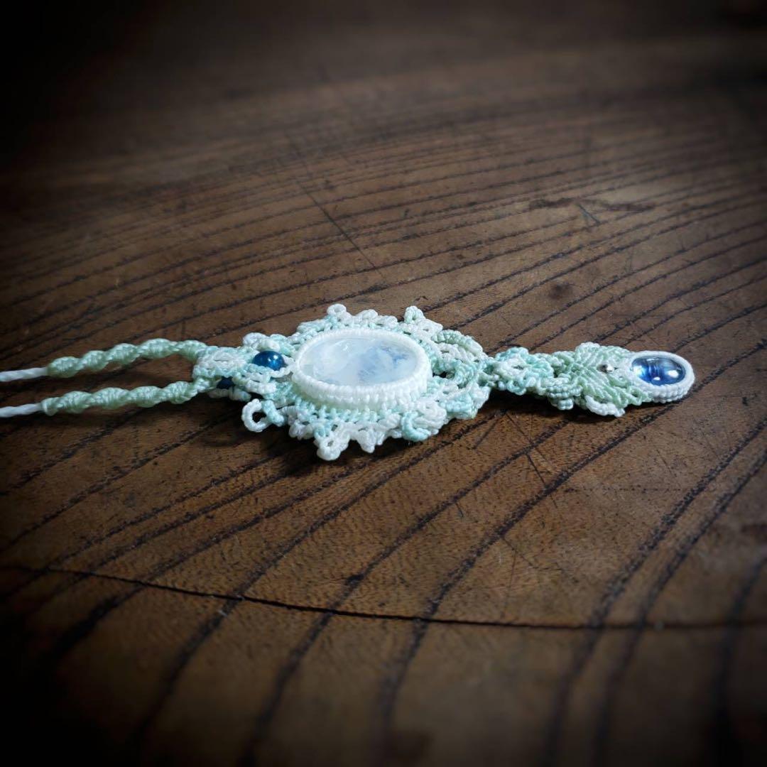 レインボームーンストーンとブルーカイヤナイトのマクラメ編みネックレス