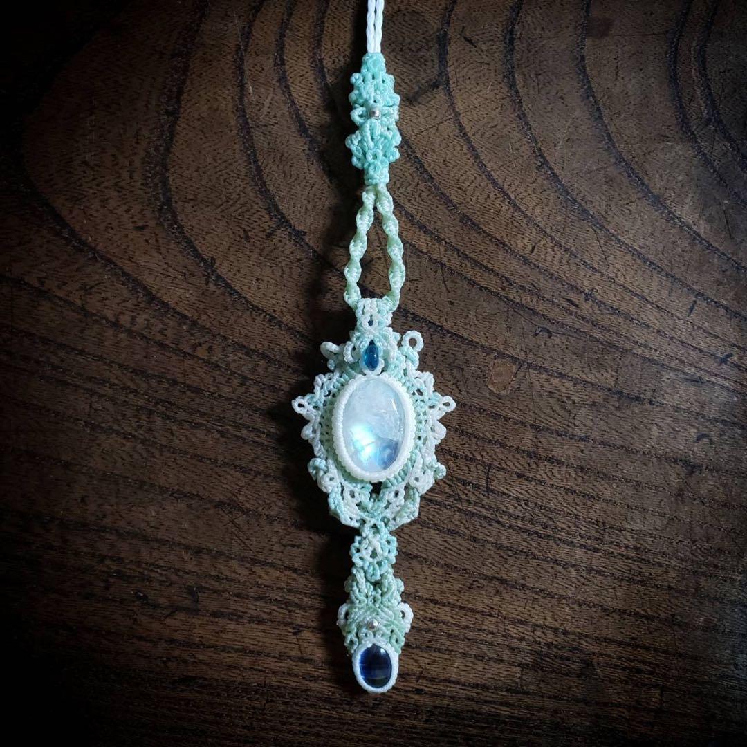 レインボームーンストーンとブルーカイヤナイトのマクラメ編みネックレス