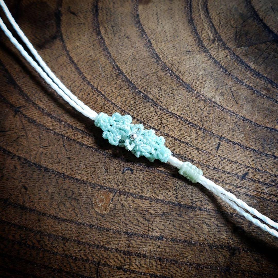 レインボームーンストーンとブルーカイヤナイトのマクラメ編みネックレス