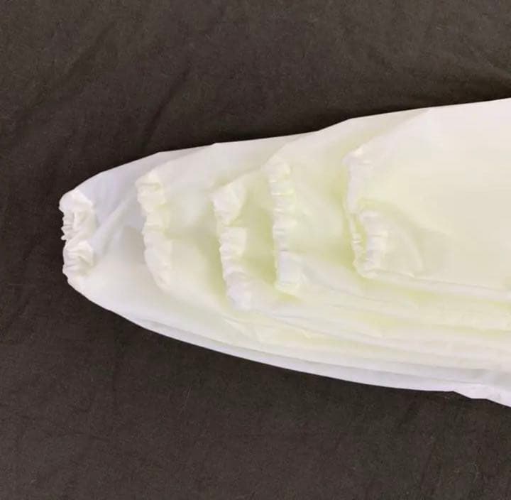 お手入れ簡単！ お食事エプロン 長袖 スタイ 《nina×ピンク 袖アイボリー》