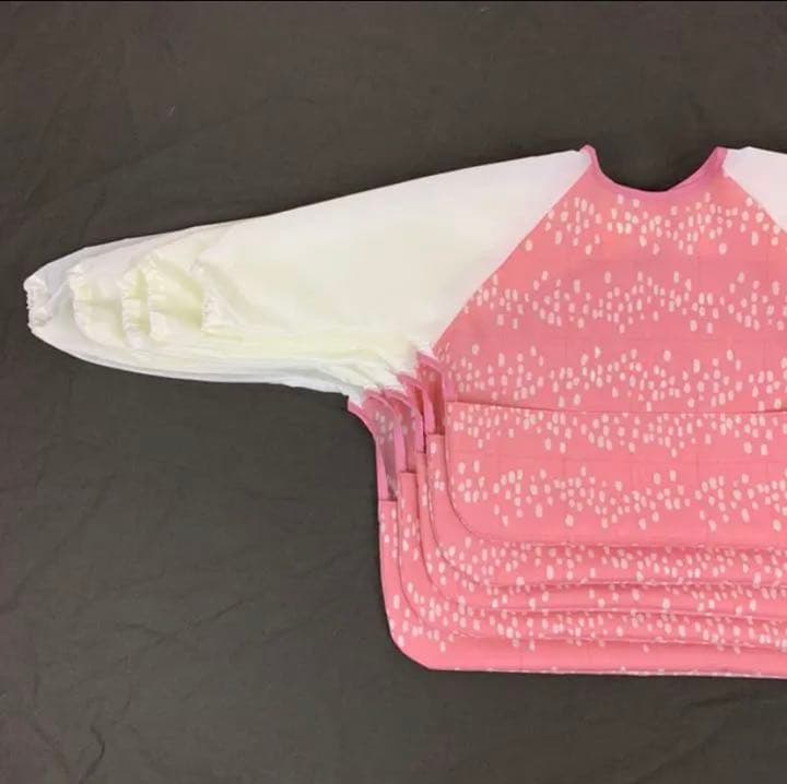 お手入れ簡単！ お食事エプロン 長袖 スタイ 《nina×ピンク 袖アイボリー》