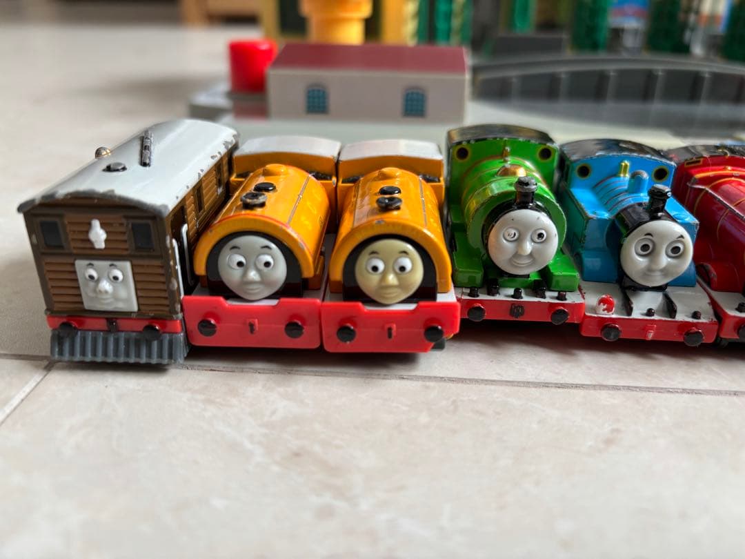 トミカ 機関車トーマス ティドマス機関庫 操車場 - メルカリ