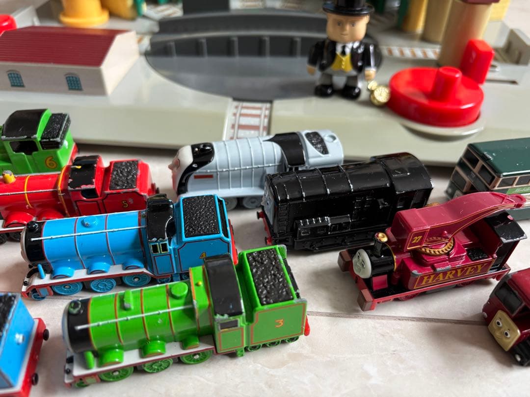トミカ 機関車トーマス ティドマス機関庫 操車場 - メルカリ