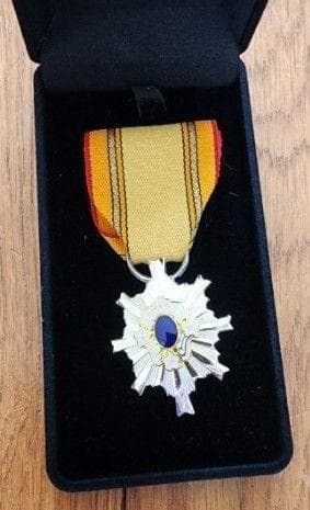 第3級防衛功労章操縦無事故募集功績等メダルはタイタック式、箱は画像のベルベット物