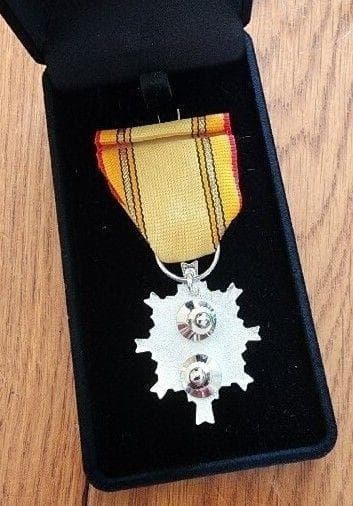 第3級防衛功労章操縦無事故募集功績等メダルはタイタック式、箱は画像のベルベット物