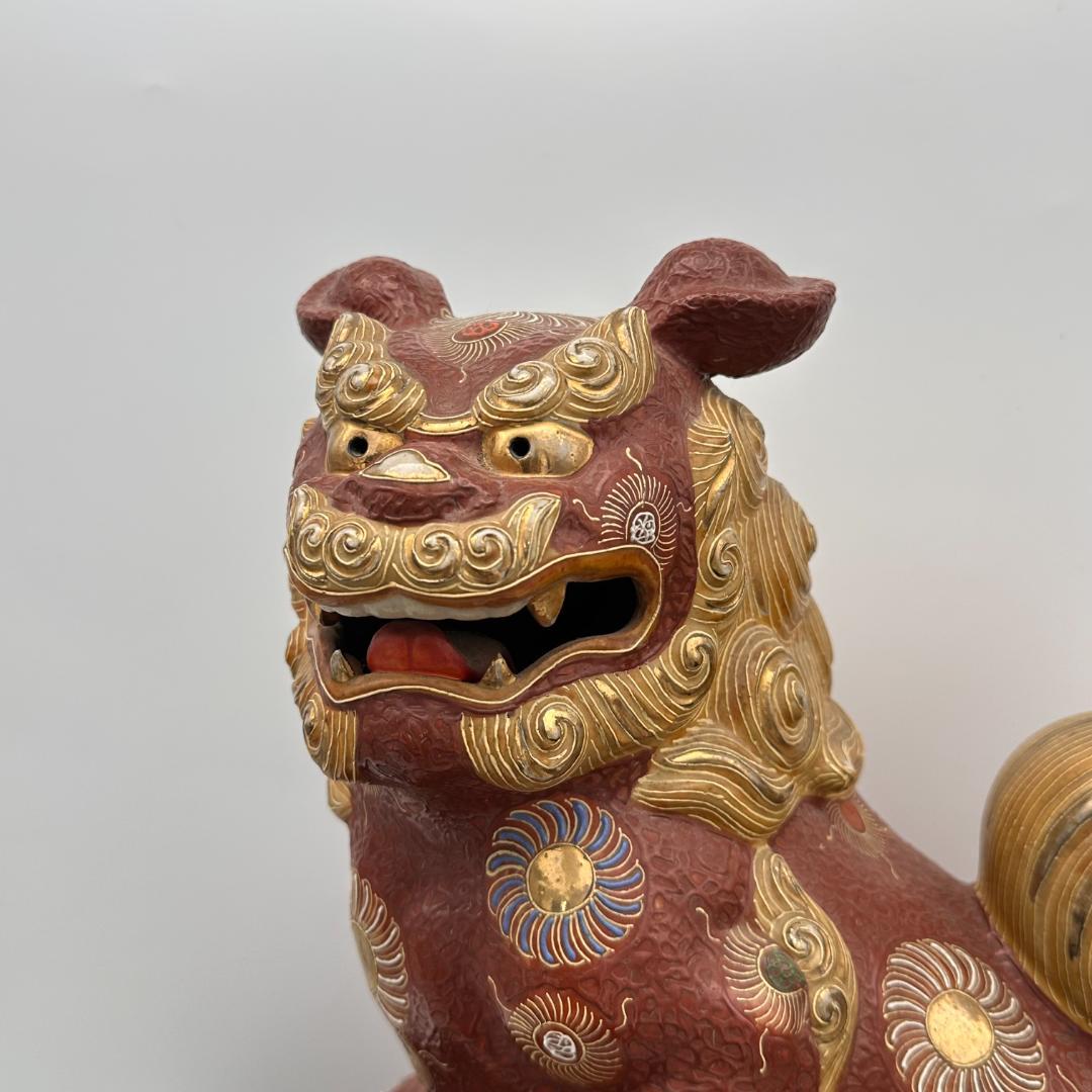 T 九谷焼　玉獅子　花台付き　座布団付き　床の間飾り　金彩　盛絵　色絵　赤獅子