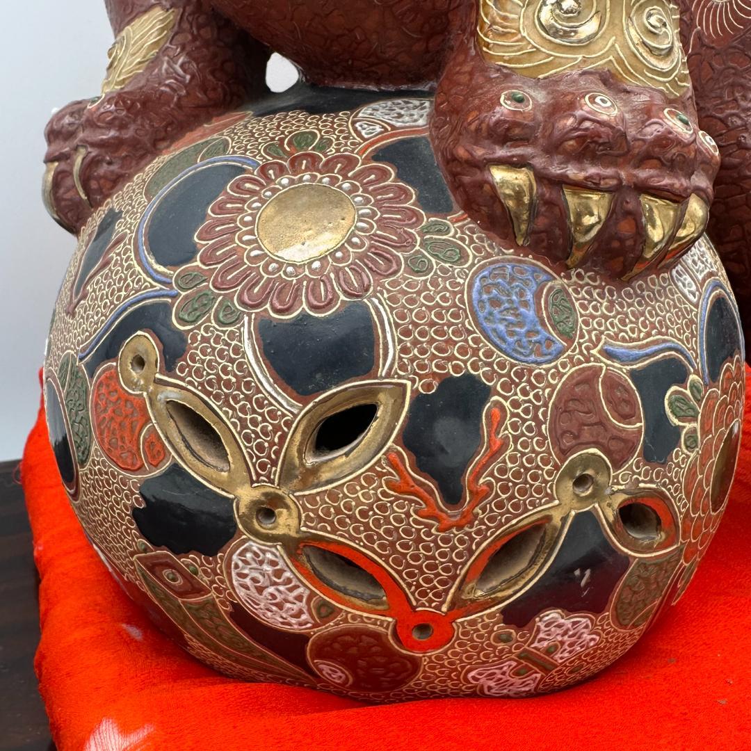 T 九谷焼　玉獅子　花台付き　座布団付き　床の間飾り　金彩　盛絵　色絵　赤獅子