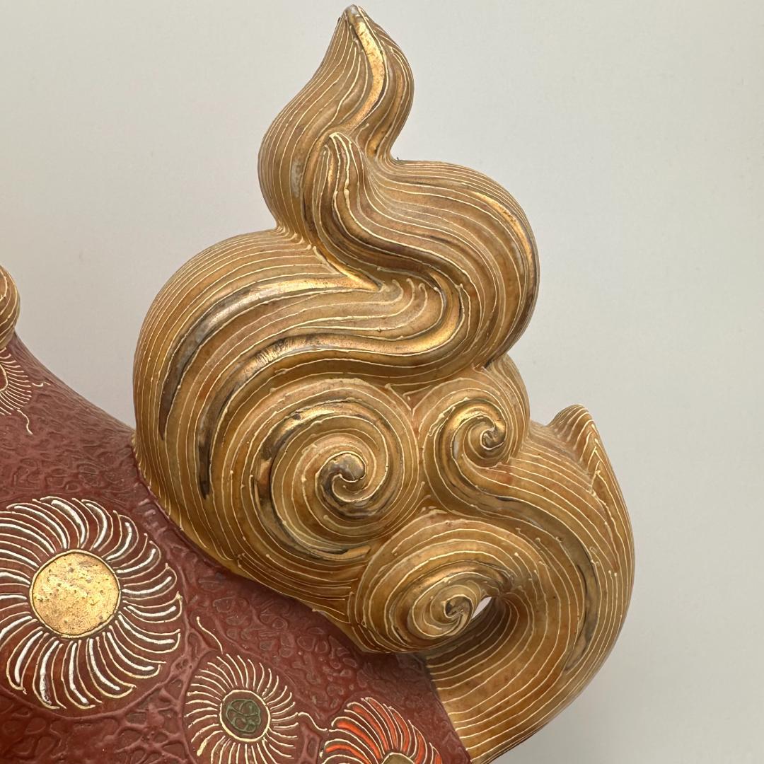 T 九谷焼　玉獅子　花台付き　座布団付き　床の間飾り　金彩　盛絵　色絵　赤獅子