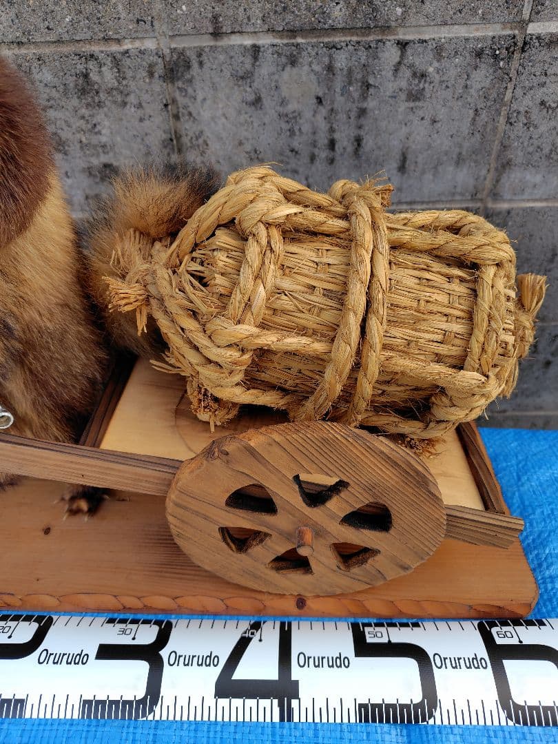 タヌキの剥製 置物 台車付き（俵）